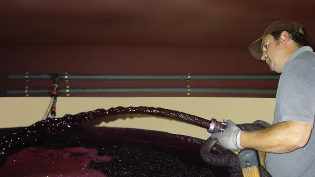 Práce s vínem ve sklepě Bodega Contador.