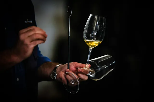 Nalévání sherry pomocí venencie.