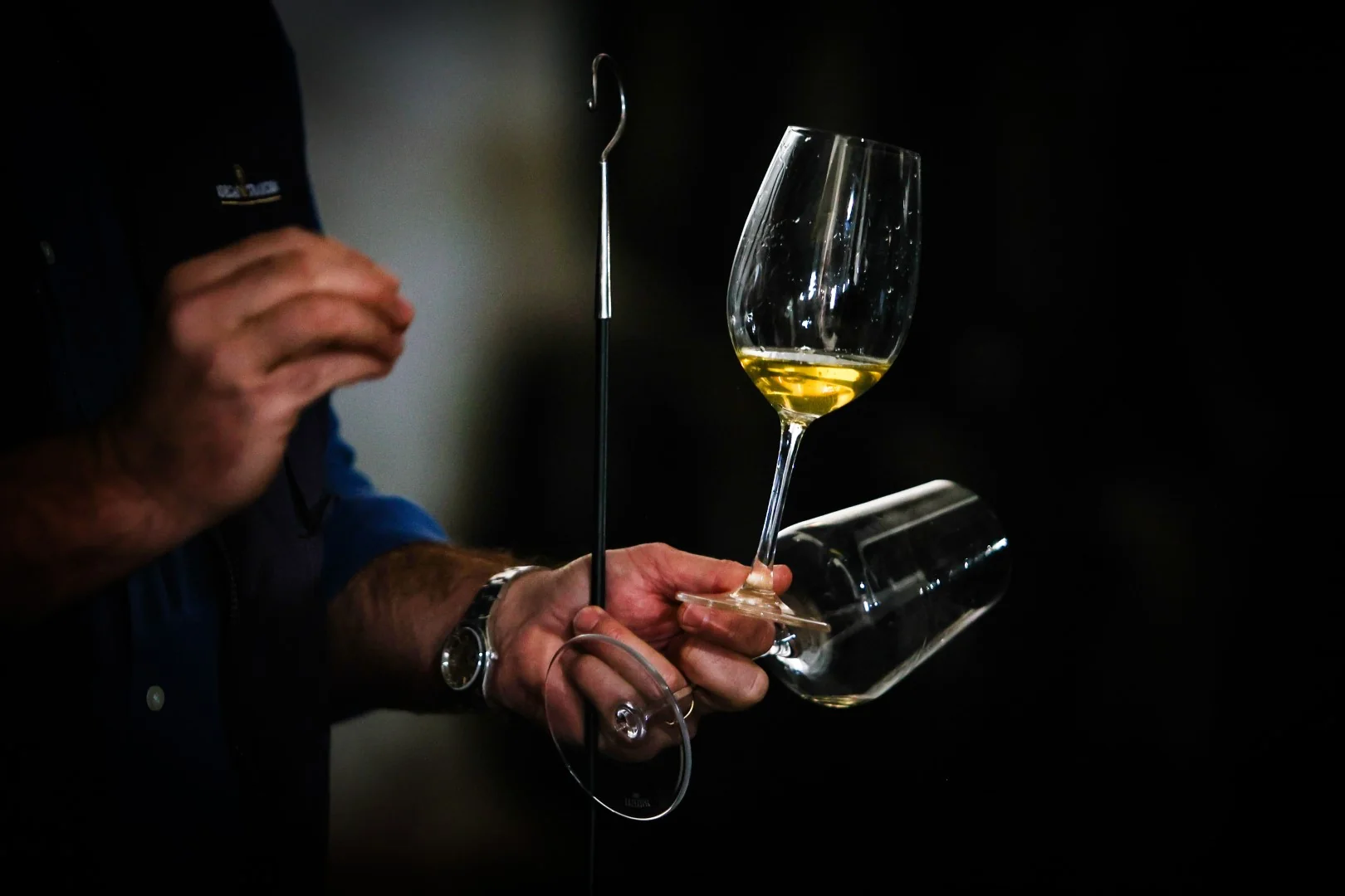 Nalévání sherry pomocí venencie.