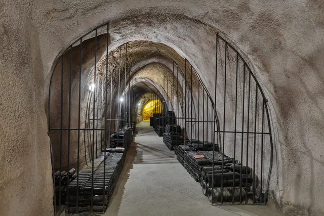 Klenutá chodba historického sklepa Cillar de Silos.