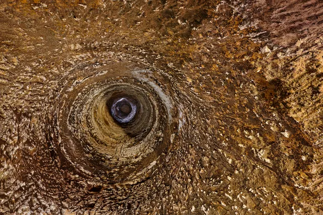 Kamenná šachta historického sklepa Cillar de Silos.