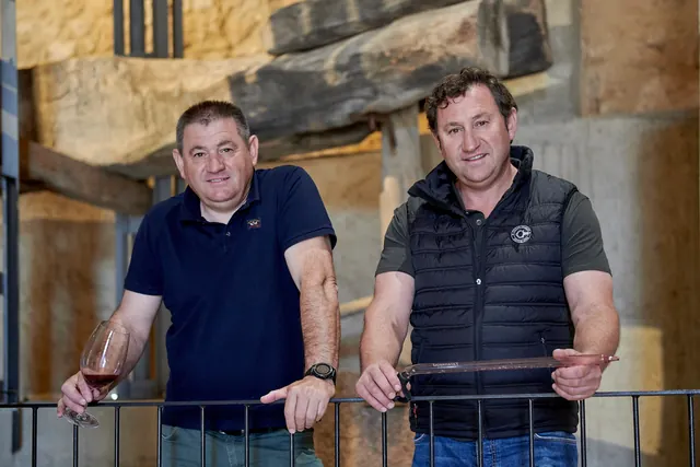 Roberto a Óscar Aragón ve vinařství Cillar de Silos.