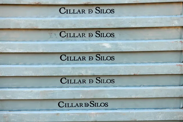 Přepravky se jménem vinařství Cillar de Silos.