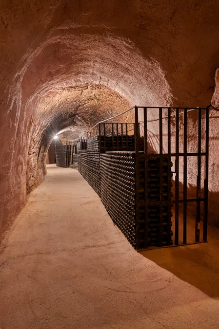 Historický klenutý sklep Cillar de Silos s uloženými láhvemi.