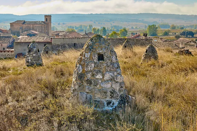 Zarzeras s výhledem na okolní vesnici a krajinu.