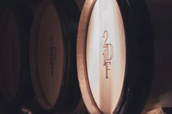 Detail dubových sudů v Domaine Philippe Naddef.