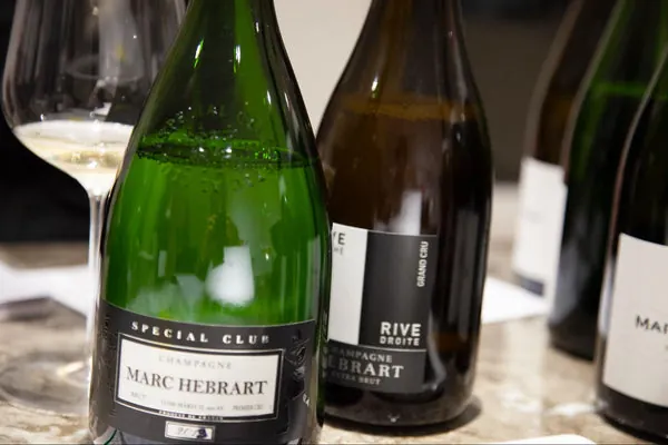 Lahve Champagne Marc Hébrart při degustaci.