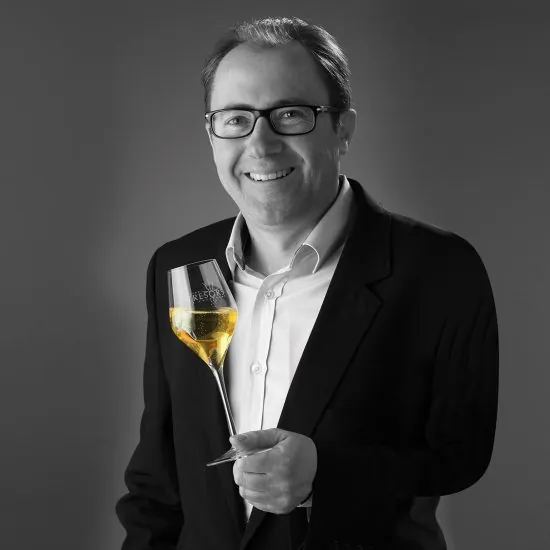 Portrét se sklenkou champagne.